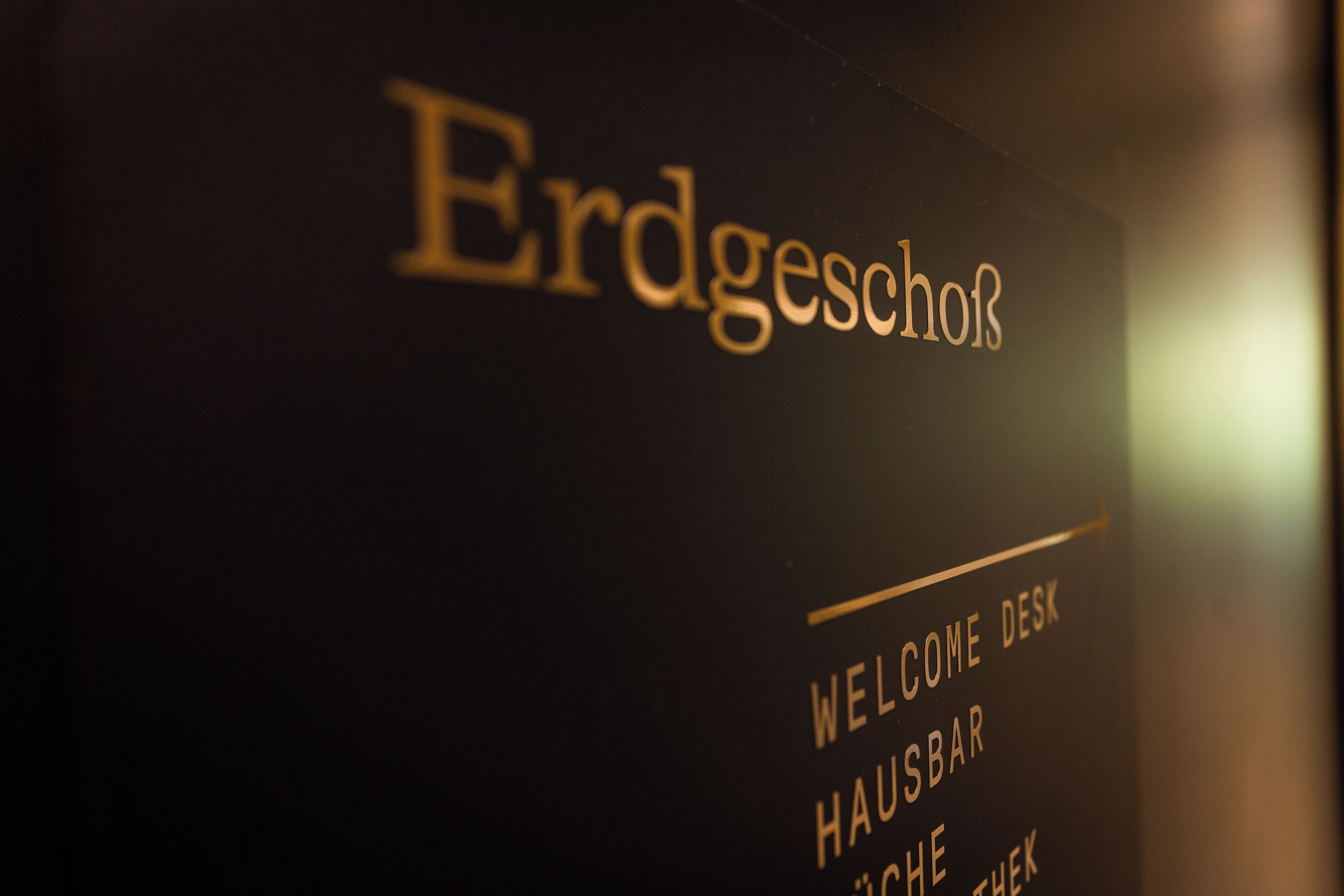 Un cartel con el nombre 'Erdgeschoss' y un mensaje de bienvenida en inglés.
