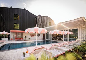 Una piscina al aire libre