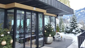 Un bâtiment moderne sur lequel est apposée une grande enseigne portant le nom « GOLDSTECK ».
