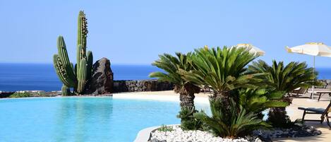 Piscine extérieure (ouverte en saison)