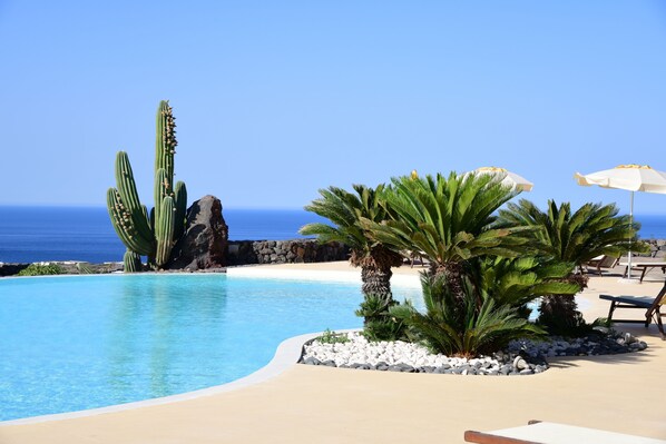 Piscine extérieure (ouverte en saison)