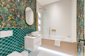 Hiustenkuivaaja, pyyhkeet, saippua, sampoo