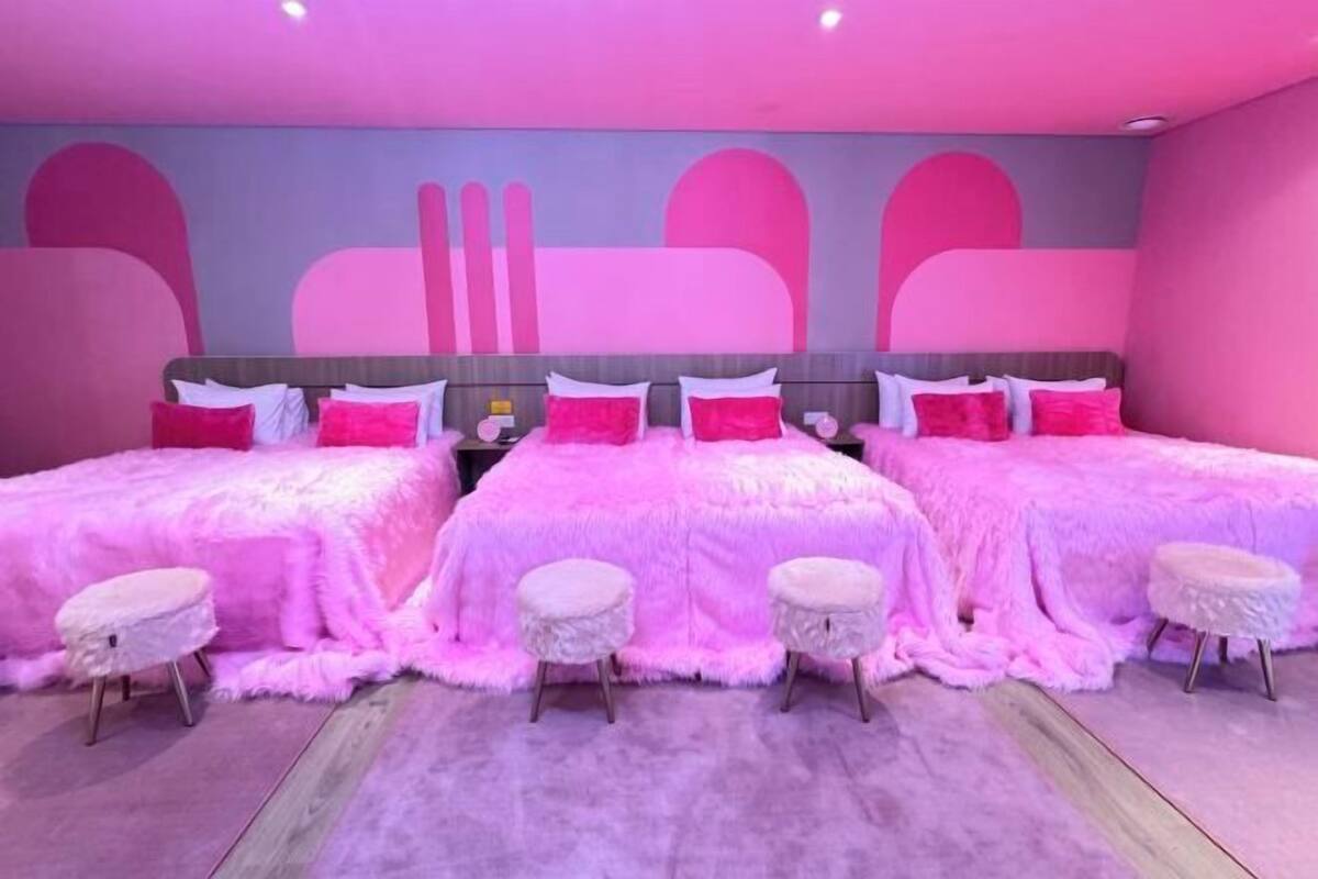 Ropa de cama de alta calidad y caja de seguridad en la habitación