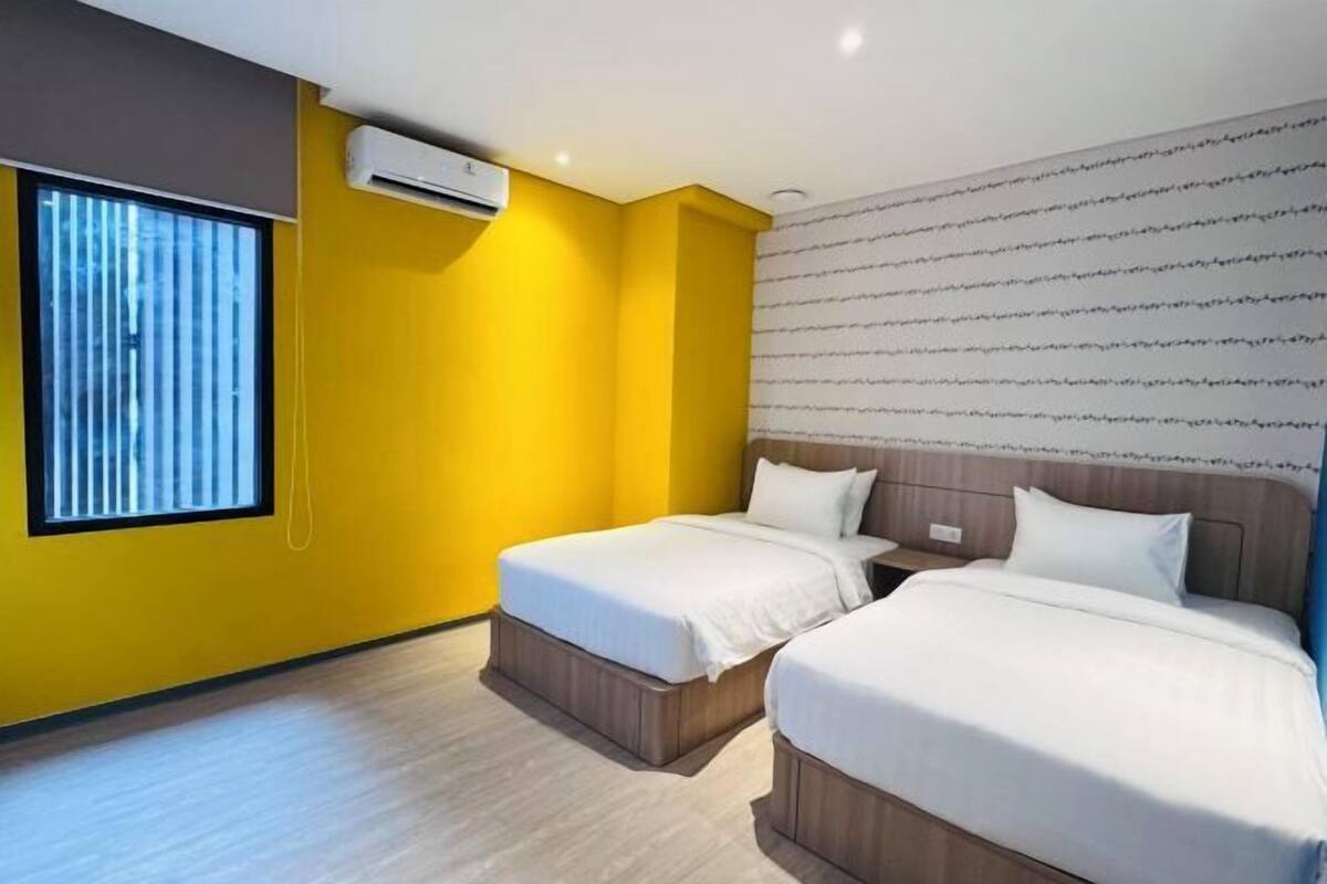 Ropa de cama de alta calidad y caja de seguridad en la habitación