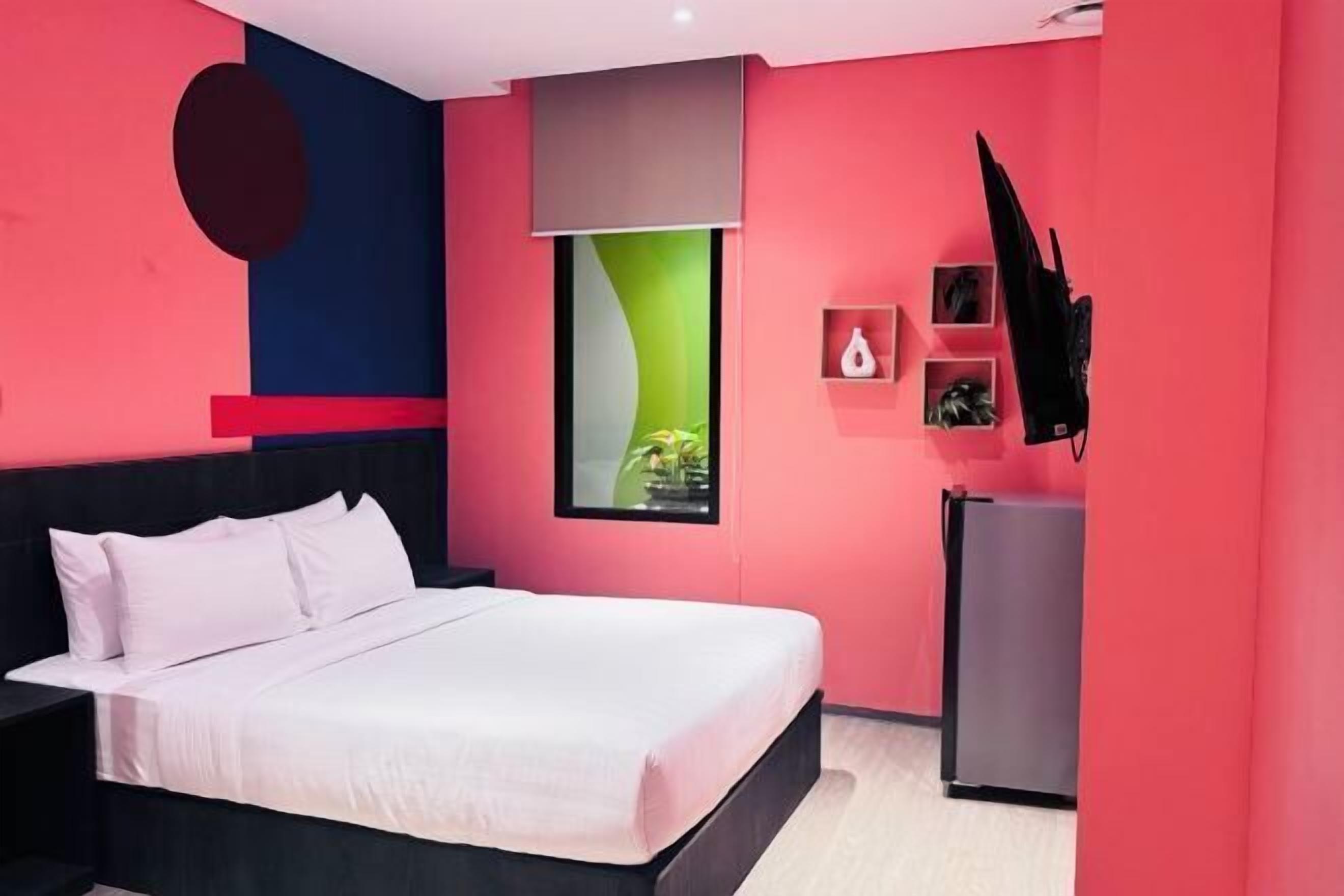 Premium bedding, in-room safe, desk, laptop workspace