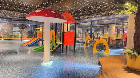 Parque acuático. Yellow Bee Resort Cililitan