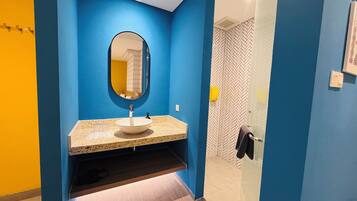 Dusche, Hausschuhe, Handtücher, Seife