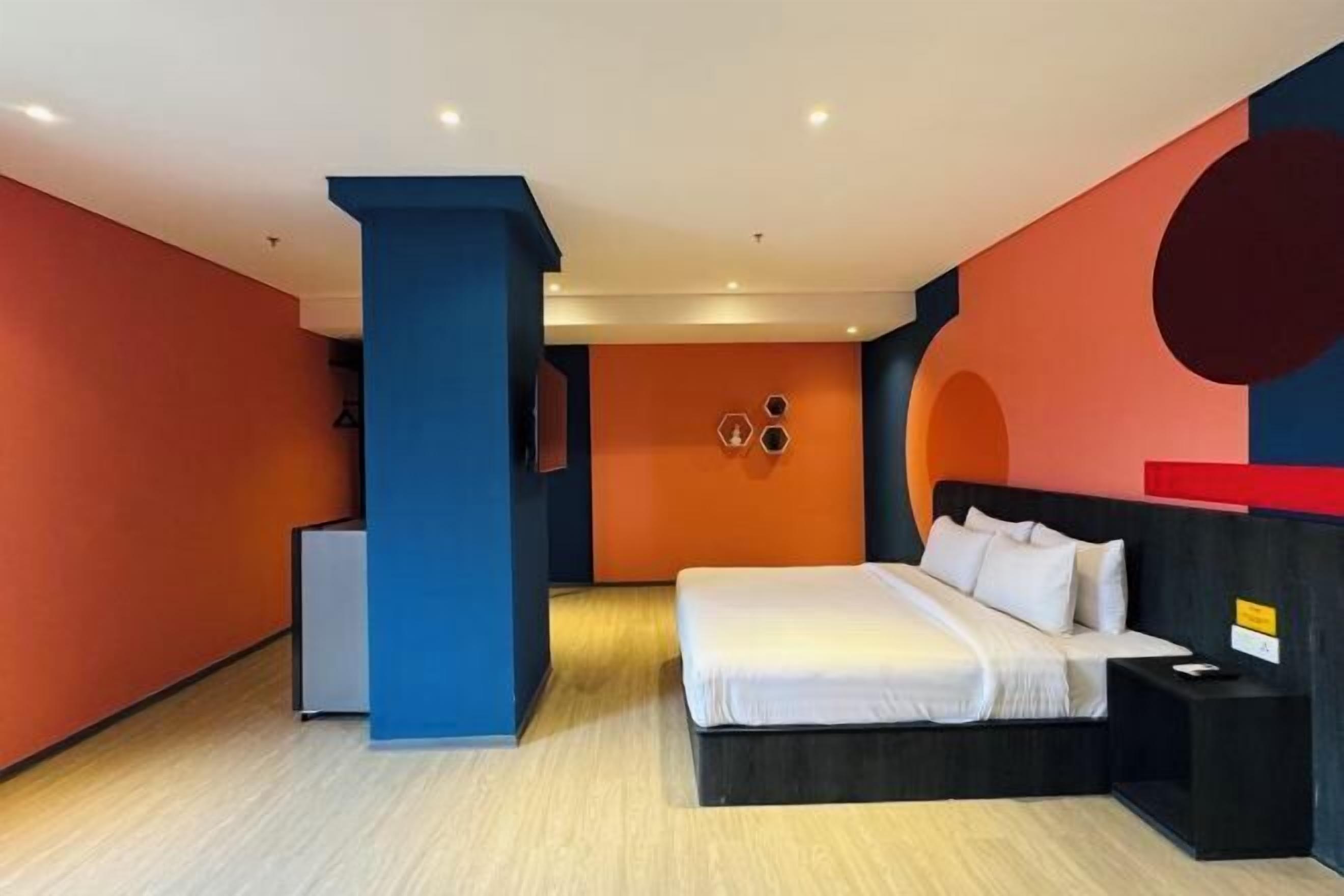 Premium bedding, in-room safe, desk, laptop workspace