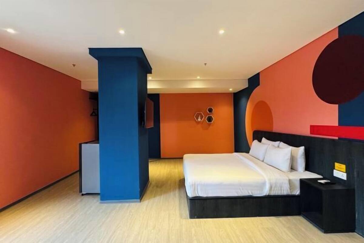 Ropa de cama de alta calidad y caja de seguridad en la habitación