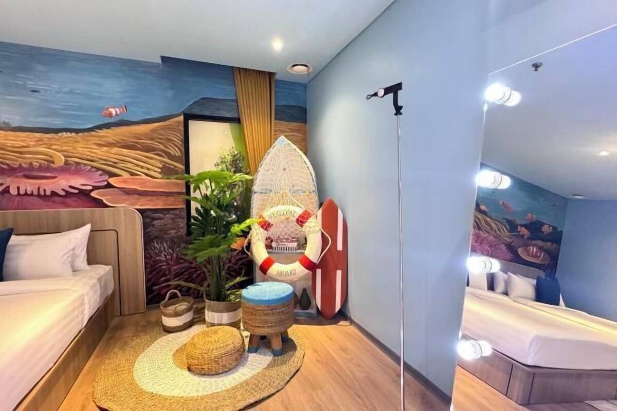 Ropa de cama de alta calidad y caja de seguridad en la habitación