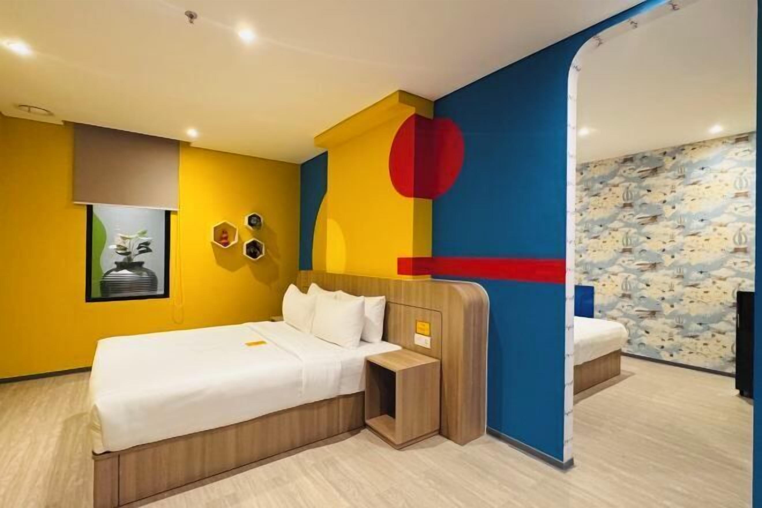 Premium bedding, in-room safe, desk, laptop workspace