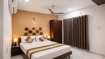 Deluxe Double Room, Balcony | In-room safe, desk, blackout curtains, soundproofing