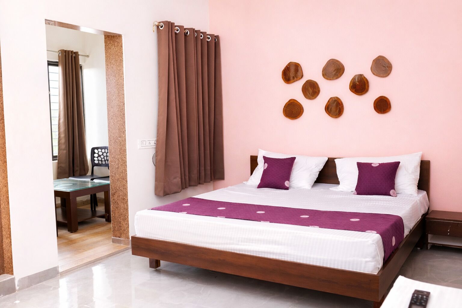 خزنة داخل الغرفة ومكتب وستائر تعتيم وتجهيزات عازلة للصوت