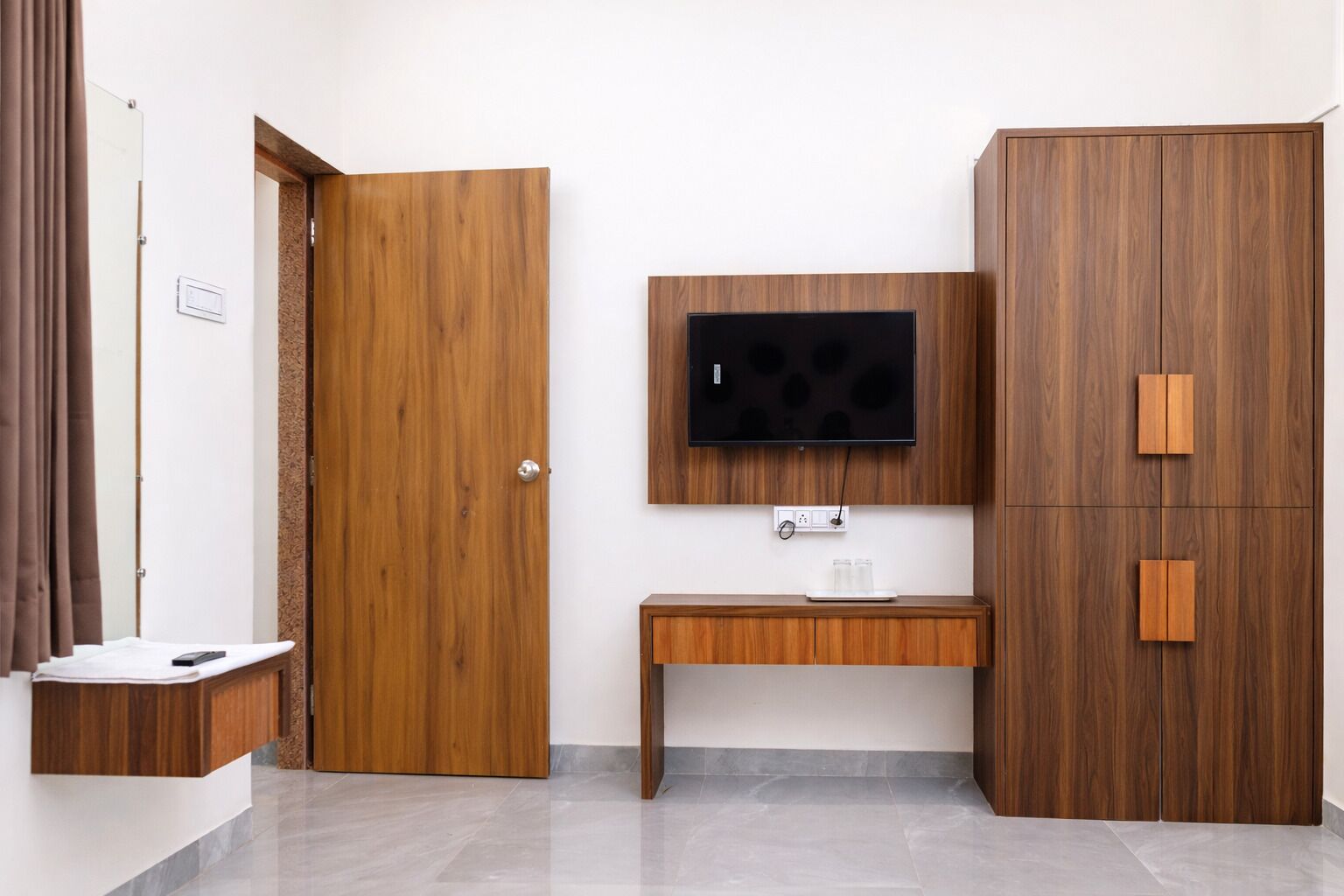 Chambre Double Deluxe, balcon | Coffres-forts dans les chambres, bureau, rideaux occultants