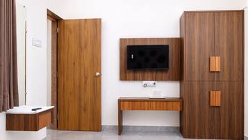 Chambre Double Deluxe, balcon | Coffres-forts dans les chambres, bureau, rideaux occultants