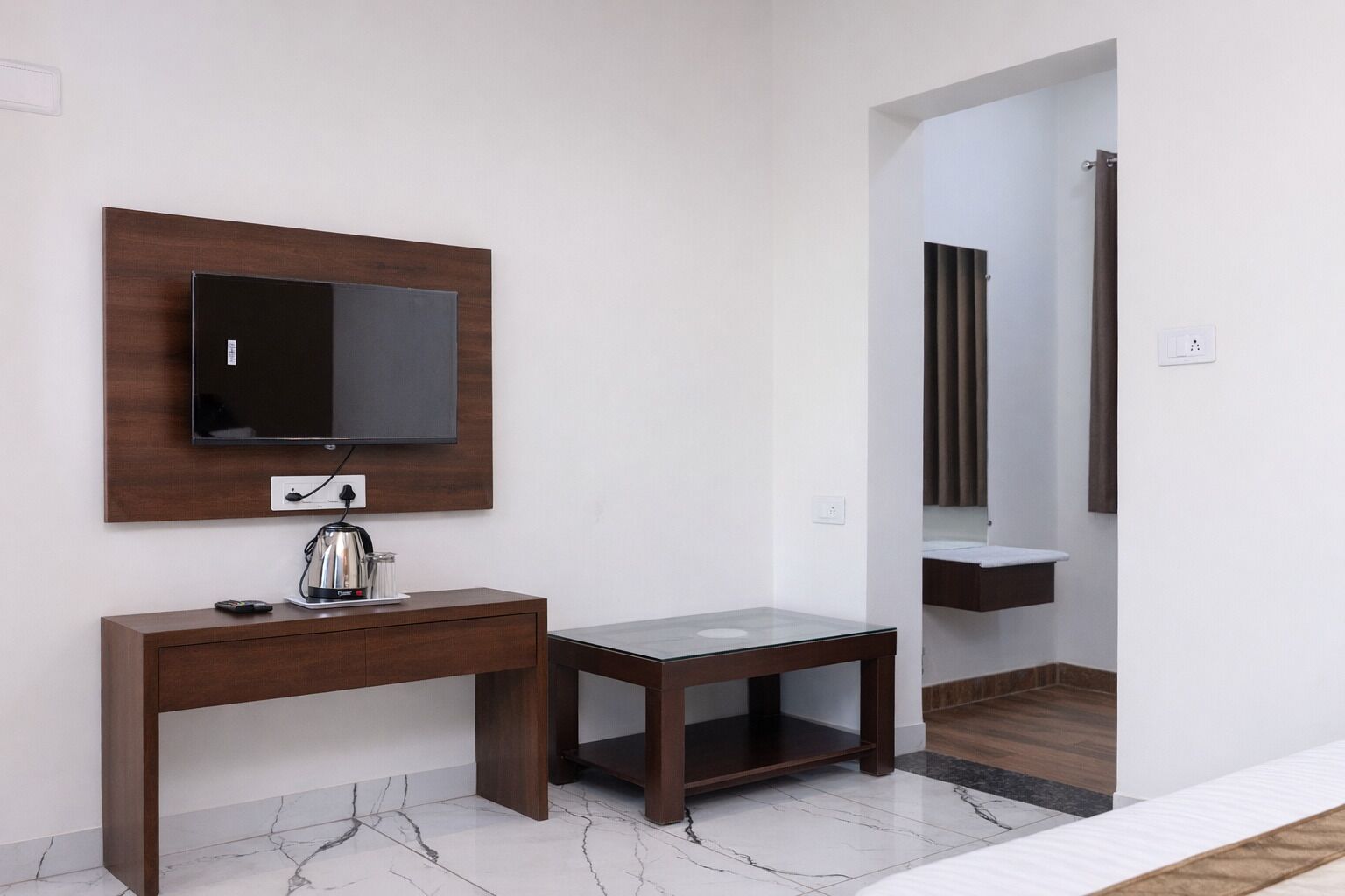 Chambre Double Deluxe, balcon | Coffres-forts dans les chambres, bureau, rideaux occultants