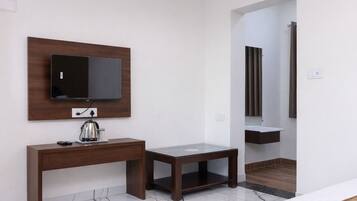 Chambre Double Deluxe, balcon | Coffres-forts dans les chambres, bureau, rideaux occultants