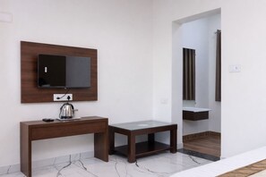 Deluxe dubbelrum - balkong | Värdeförvaringsskåp på rummet, skrivbord och mörkläggningsgardiner