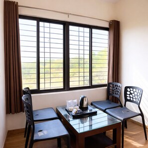 Junior Suite | Ruang tamu | 32 inci televisyen LCD dengan satelit 