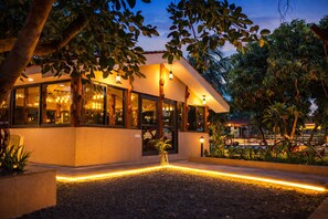 Voorkant accommodatie - avond/nacht