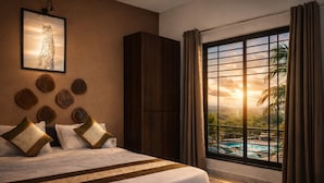 Een slaapkamer met een groot bed, uitzicht op een zwembad en een zonsondergang.