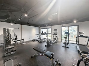 Fitness facility - Chic 1-BR w/ Pool & Gym Access (Dubai)