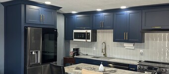 Charming Upstairs 2-bedroom townhome W/ side entrance & Balcony in Kyle AC, WiFi