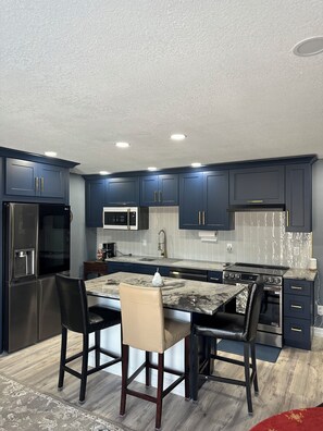 Geladeira, micro-ondas, fogão, cooktop