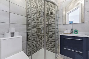 Douche, sèche-cheveux, serviettes fournies, savon