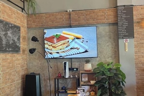 Interior - Friends Station Hostel & Cafe (Pattaya)