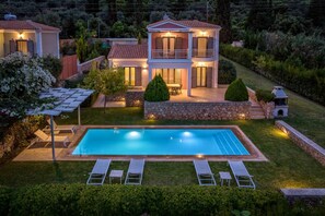 A two-story house with a swimming pool, outdoor seating, and a well-maintained garden. - Villa Kyklamino in Lefkada (Lefkada)