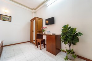 Superior Room | Desk, laptop workspace, bed sheets - Collection O Madam Cuc Hotel (Ho Chi Minh City)