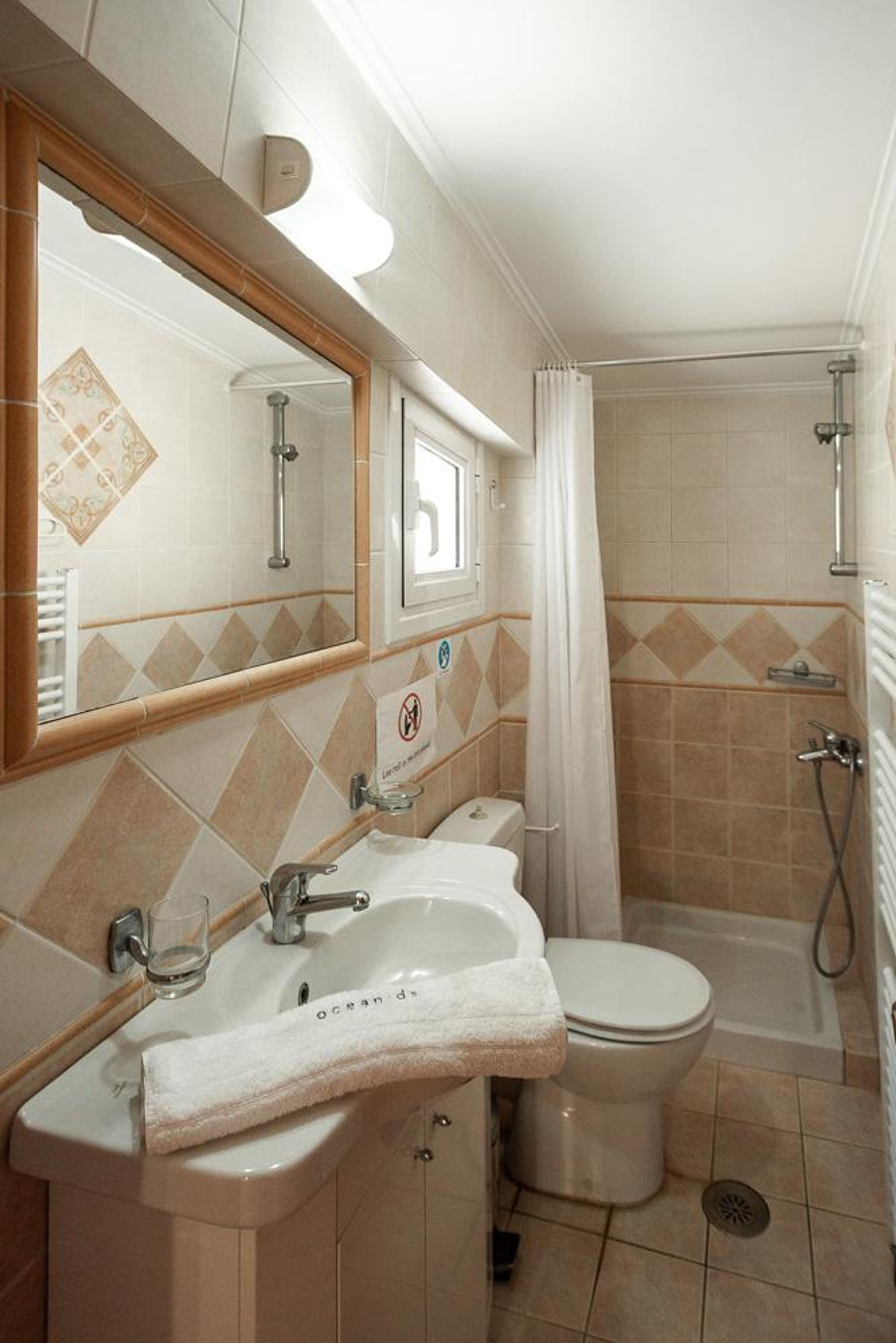 Een badkamer met een wastafel, toilet en douche.