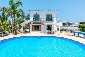 A two-story house with a swimming pool in front. - Villa Corallina in Peyia (Pegeia)