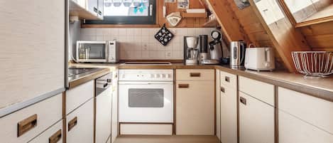 Frigorifero, microonde, forno, piano cottura