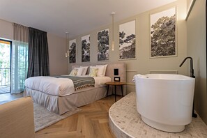 Habitación cuádruple | Caja fuerte, escritorio, cortinas opacas y sistema de insonorización