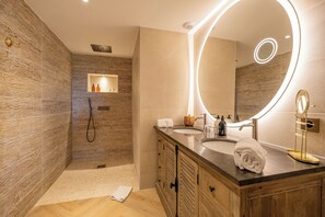 Separate tub and shower, free toiletries, hair dryer, slippers - L'Orée du Bois (Montagudet)