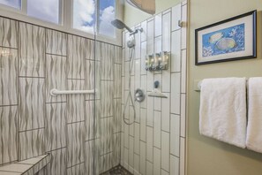 Secador de cabelo, toalhas de banho