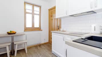 Studio | Private kitchenette | Electric kettle