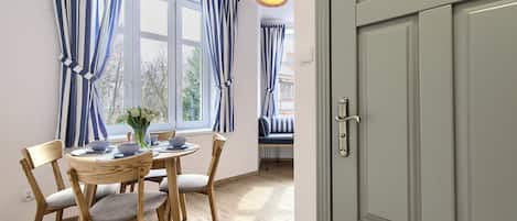 Estudi | Planxa i posts de planxar i wifi gratuïta