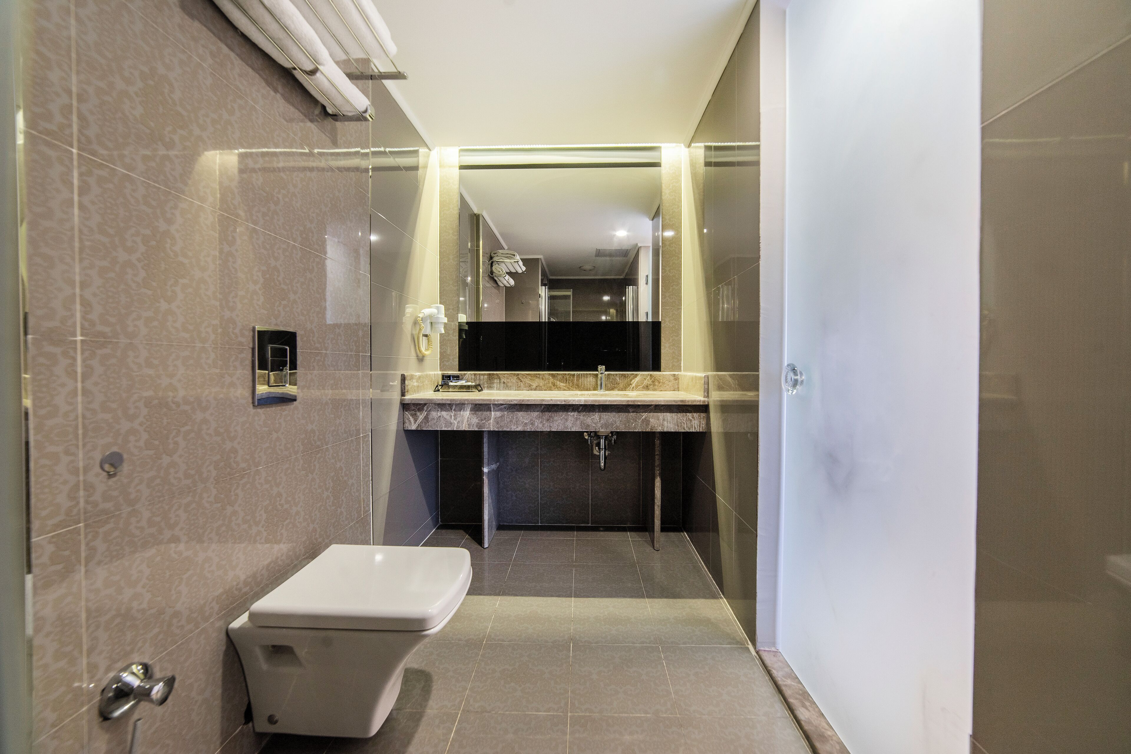 Familjerum - icke-rökare - utsikt mot staden | Badrum | Hårtork, tofflor, handdukar och tvål