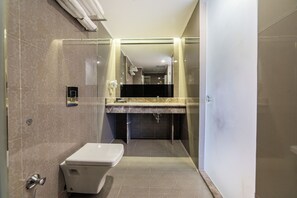 Familiekamer, niet-roken, uitzicht op de stad | Badkamer | Een haardroger, pantoffels, handdoeken, zeep