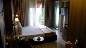 Superior Double Room, Park View | Peralatan tempat tidur premium, peti besi dalam bilik, meja 