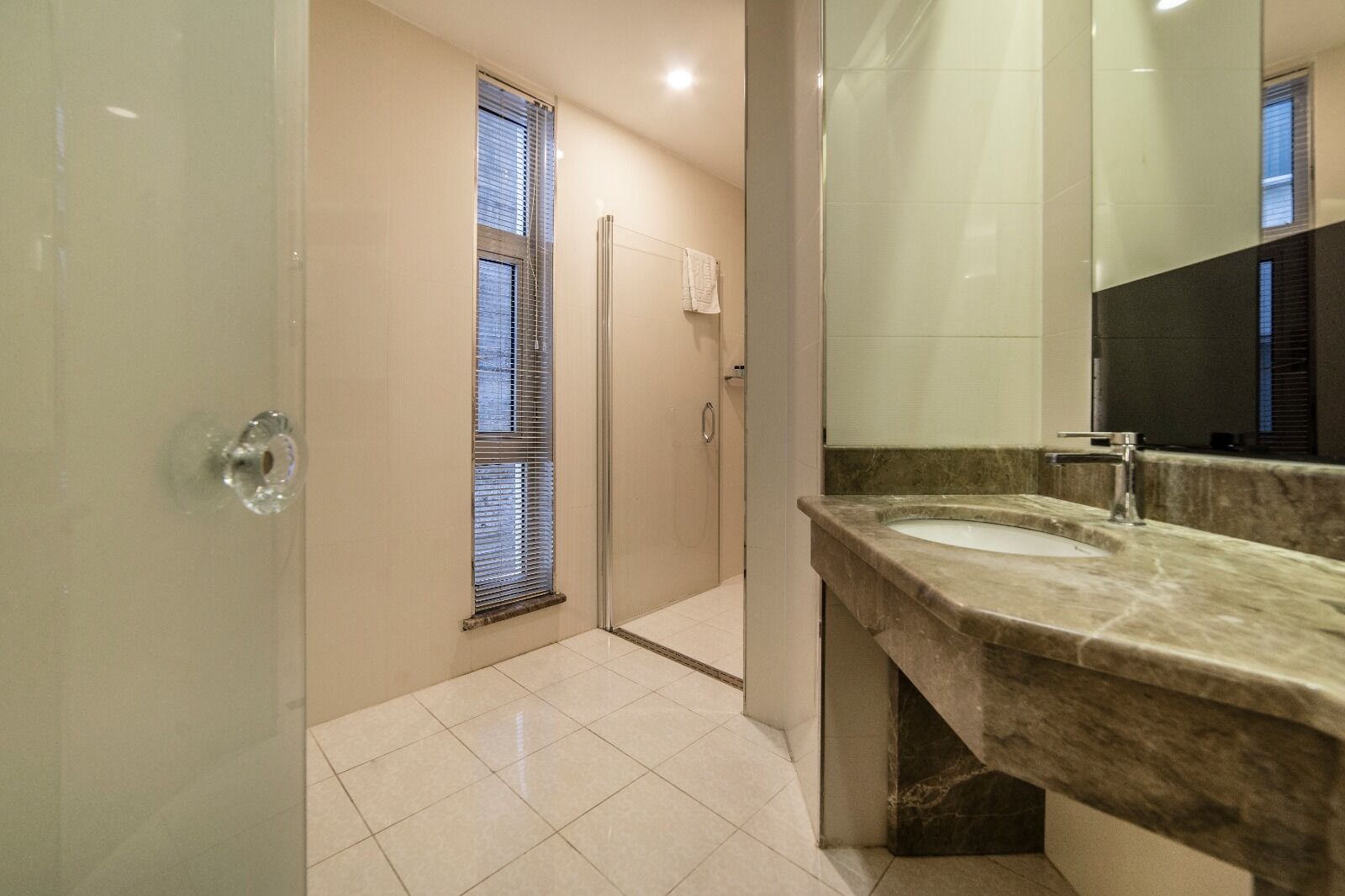 Habitación superior con 2 camas individuales | Baño | Secador de pelo, zapatillas, toallas y jabón