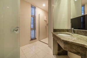 Superior Twin Room | Bathroom | Hair dryer, slippers, towels, soap - Royal Capital Hotel Thermal & SPA (Bursa)