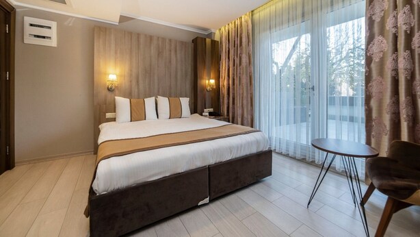 Family Room, Non Smoking, City View | Peralatan tempat tidur premium, peti besi dalam bilik, meja 