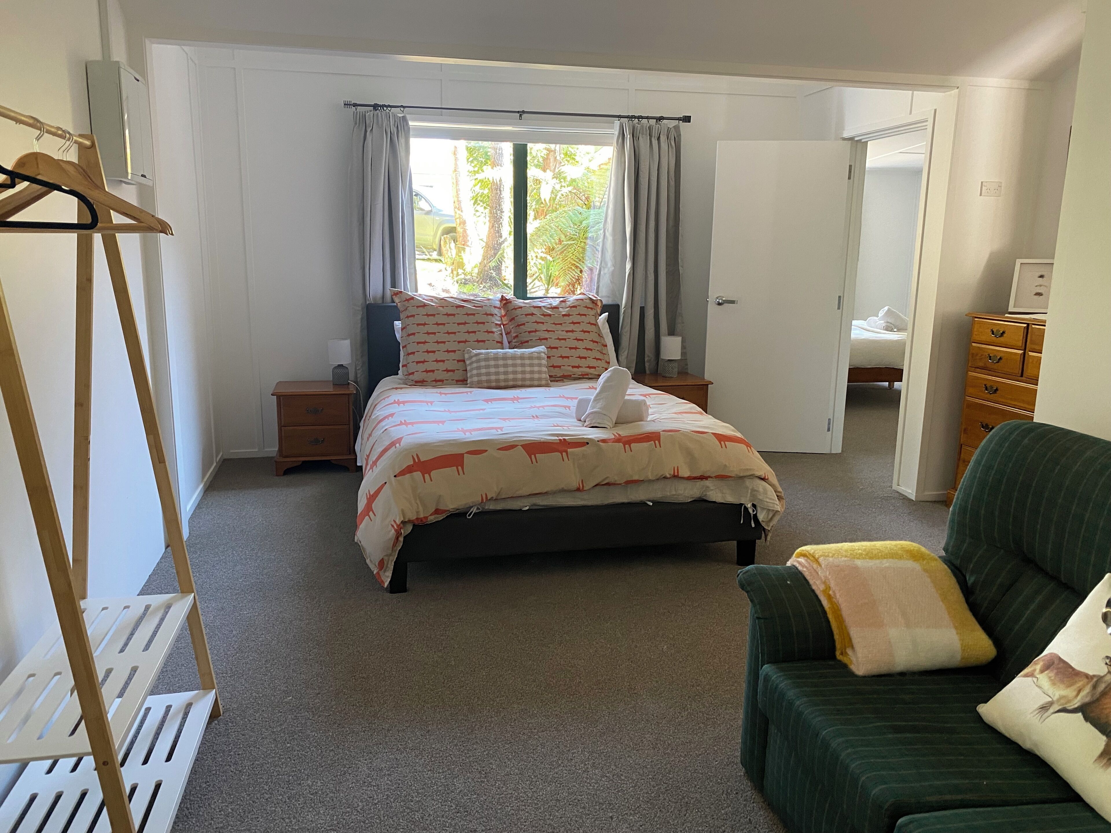 5 bedrooms, iron/ironing board, WiFi, bed sheets