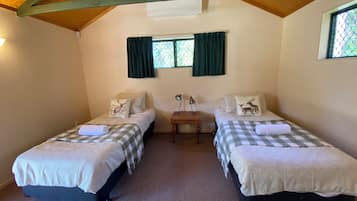 5 bedrooms, iron/ironing board, WiFi, bed sheets