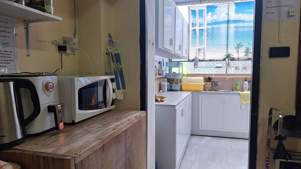 Kjøleskap på fellesområdet og mikrobølgeovn på fellesområdet