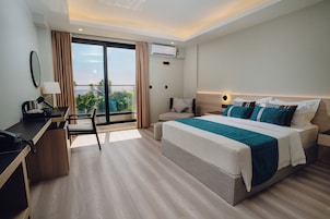 Minibar, in-room safe, individually decorated, individually furnished